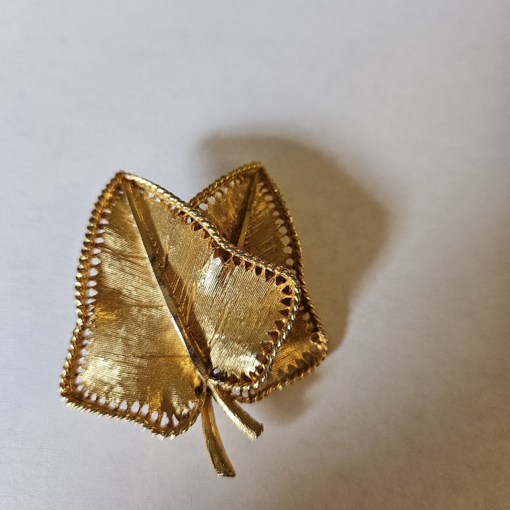 BSK Broooch Pin Double Ivy Leaf Leaves Textured Gold Tone Vintage Signed Fall